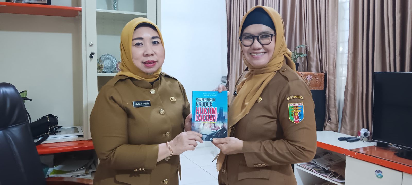 Serah Terima Buku "Pembentukan Produk Hukum Daerah Berbasis Meaningful Participation" di Provinsi Lampung